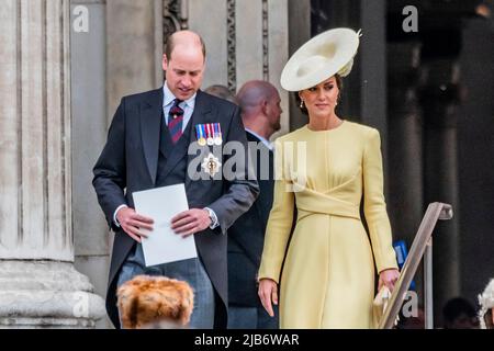 London, Großbritannien. 3.. Juni 2022. Prinz William verlässt mit seiner Frau Catherine, Herzog und Herzogin von Cambridge - den Erntedankgottesdienst in der St. Pauls Cathedral im Rahmen der Feierlichkeiten zum Platin-Jubiläum von HM, der Königin Elizabeth. Kredit: Guy Bell/Alamy Live Nachrichten Stockfoto