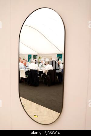 Ein allgemeiner Blick auf das Siegerpostzelt am Ladies Day während des Cazoo Derby Festival 2022 auf der Epsom Racecourse, Surrey. Bilddatum: Freitag, 3. Juni 2022. Stockfoto