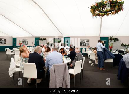 Ein allgemeiner Blick auf das Siegerpostzelt am Ladies Day während des Cazoo Derby Festival 2022 auf der Epsom Racecourse, Surrey. Bilddatum: Freitag, 3. Juni 2022. Stockfoto