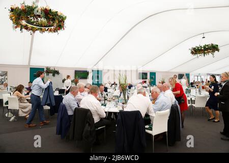 Ein allgemeiner Blick auf das Siegerpostzelt am Ladies Day während des Cazoo Derby Festival 2022 auf der Epsom Racecourse, Surrey. Bilddatum: Freitag, 3. Juni 2022. Stockfoto