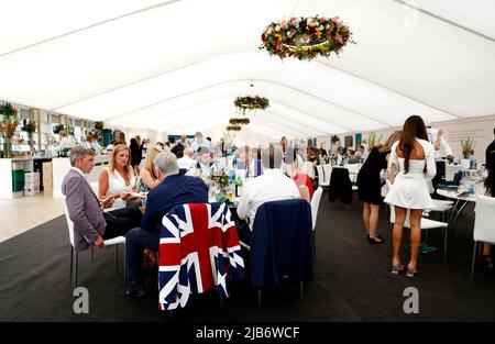 Ein allgemeiner Blick auf das Siegerpostzelt am Ladies Day während des Cazoo Derby Festival 2022 auf der Epsom Racecourse, Surrey. Bilddatum: Freitag, 3. Juni 2022. Stockfoto