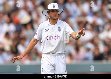 London, Großbritannien. 03.. Juni 2022. Stuart Broad von England gibt Anweisungen Kredit: Nachrichtenbilder /Alamy Live Nachrichten Stockfoto