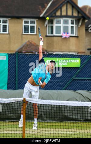 London, Großbritannien. 3.. Juni 2022. 3.. Juni 2022; Surbiton Racket &amp; Fitness Club, Surbiton, London, England: Surbiton Trophy Tennisturnier: Denis Kudla (USA) dient Max Purcell (AUS) Kredit: Action Plus Sports Images/Alamy Live News Kredit: Action Plus Sports Images/Alamy Live News Stockfoto