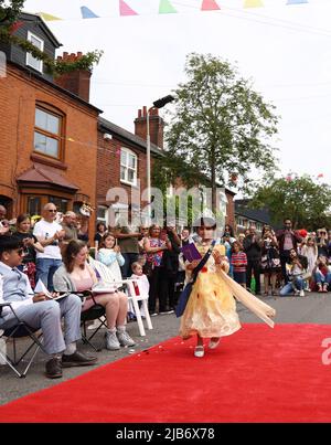 Leicester, Leicestershire, Großbritannien. 3.. Juni 2022. Ein Bewohner nimmt an einem bestgekleideten Queen-Wettbewerb während der Knighton Church Road Street Party zur Feier des Queen's Platinum Jubilee Teil. Credit Darren Staples/Alamy Live News. Stockfoto