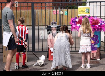 Leicester, Leicestershire, Großbritannien. 3.. Juni 2022. Während der Knighton Church Road Straßenparty zur Feier des Platin-Jubiläums der Königin sehen sich die Bewohner einen Wettbewerb zur Dekoration von Mülltonnen an. Credit Darren Staples/Alamy Live News. Stockfoto