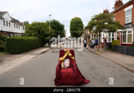 Leicester, Leicestershire, Großbritannien. 3.. Juni 2022. Während der Knighton Church Road Street Party zur Feier des Platin-Jubiläums der Königin sitzt ein Thron auf der Straße. Credit Darren Staples/Alamy Live News. Stockfoto