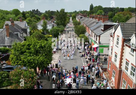 Leicester, Leicestershire, Großbritannien. 3.. Juni 2022. Die Bewohner beobachten Leicester Morris Men beim Tanzen während der Knighton Church Road Straßenparty, um das Platin-Jubiläum der Königin zu feiern. Credit Darren Staples/Alamy Live News. Stockfoto