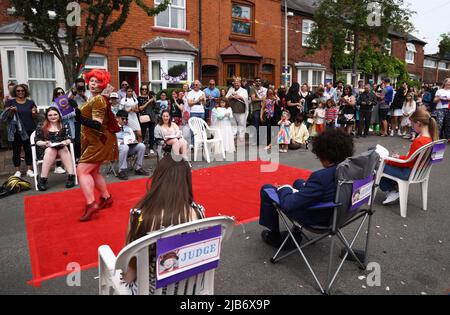 Leicester, Leicestershire, Großbritannien. 3.. Juni 2022. Ein Bewohner nimmt an einem bestgekleideten Queen-Wettbewerb während der Knighton Church Road Street Party zur Feier des Queen's Platinum Jubilee Teil. Credit Darren Staples/Alamy Live News. Stockfoto