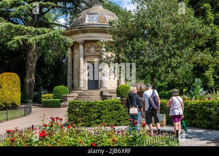 Jephson Memorial und Czech Fountain in Jephson Gardens, Royal Leamington Spa, Warwickshire, Großbritannien. Stockfoto