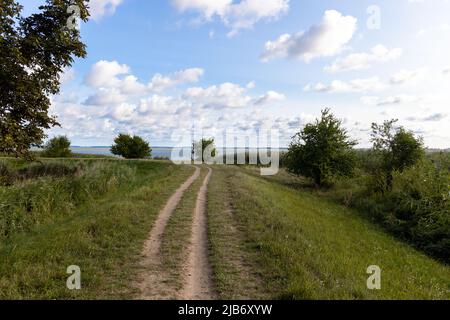 Allein auf dem Wanderweg am Achterwasser in Zempin auf der Insel Usedom an einem sonnigen Tag Stockfoto