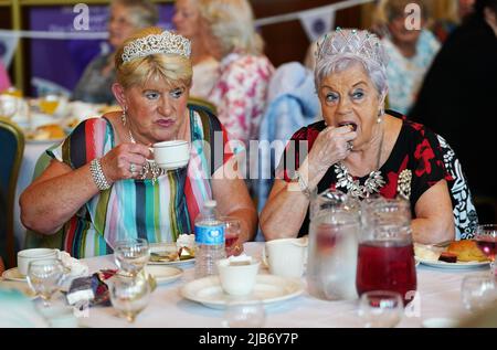 Frauen nehmen an einem Queen's Platinum Jubilee Tea Dance im Belfast City Hall, Nordirland, Teil, während die Feierlichkeiten am zweiten Tag des Platinum Jubilee gefeiert werden. Bilddatum: Freitag, 3. Juni 2022. Stockfoto