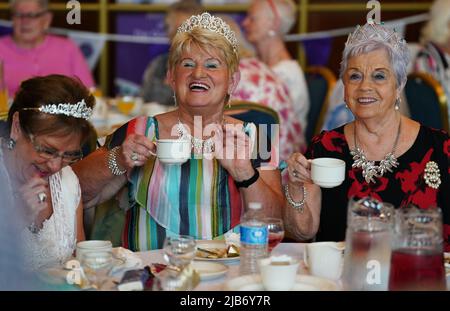 Frauen nehmen an einem Queen's Platinum Jubilee Tea Dance im Belfast City Hall, Nordirland, Teil, während die Feierlichkeiten am zweiten Tag des Platinum Jubilee gefeiert werden. Bilddatum: Freitag, 3. Juni 2022. Stockfoto