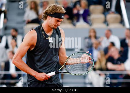 Paris, Frankreich. 03.. Juni 2022. Tennis: Grand Slam/WTA Tour/ATP Tour - French Open, Männer-Singles, Halbfinale, Nadal (Spanien) - Zverev (Deutschland). Alexander Zverev ist im Einsatz. Quelle: Frank Molter/dpa/Alamy Live News Stockfoto