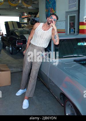 Miami, Vereinigte Staaten Von Amerika. 02.. Juni 2022. MIAMI, FL - 2. JUNI: Clayton Cardenas nimmt an der Enthüllung eines vom MAYANS MC inspirierten Wandbildes Teil, das der Künstler Alexander Mijares am 2. Juni 2022 in der Steel Cavalry in Miami, Florida, entworfen hat. (Foto von Alberto E. Tamargo/Sipa USA) Quelle: SIPA USA/Alamy Live News Stockfoto
