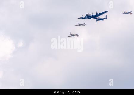 Die Flugzeuge der Royal Air Force fliegen während der Feier des britischen British Jubilee der Königin Elizabeth in London vorbei Stockfoto