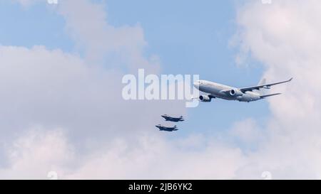Die Flugzeuge der Royal Air Force fliegen während der Feier des britischen British Jubilee der Königin Elizabeth in London vorbei Stockfoto