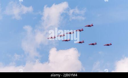 Die Flugzeuge der Royal Air Force fliegen während der Feier des britischen British Jubilee der Königin Elizabeth in London vorbei Stockfoto