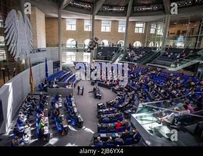 Berlin, Deutschland. 03.. Juni 2022. Verteidigungsministerin Christine Lambrecht spricht im Bundestag. Quelle: Michael Kappeler/dpa/Alamy Live News Stockfoto