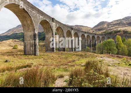 Die erste Betonbrücke, die für den Jacobite Steam Train gebaut wurde, Glenfinnan Viadukt auf einer niedrigeren Ebene. Stockfoto