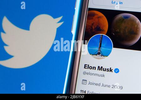 Elon Musk twitter-Account auf einem iPhone in dunkler Stimmung. Im April 2022 kündigte Twitter an, dass Musk dem Vorstand von Twitter beitreten würde Stockfoto