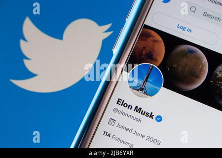 Elon Musk twitter-Account auf einem iPhone in dunkler Stimmung. Im April 2022 kündigte Twitter an, dass Musk dem Vorstand von Twitter beitreten würde Stockfoto