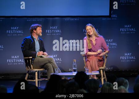 Hay-on-Wye, Wales, Großbritannien. 3.. Juni 2022. Amy Liptrot spricht mit Horatio Clare beim Hay Festival 2022, Wales. Quelle: Sam Hardwick/Alamy. Stockfoto