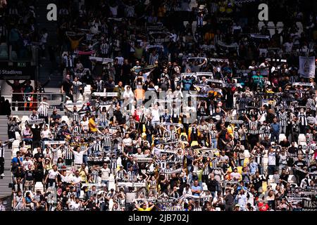 Juventus-Fans beim Fußballspiel der Serie A zwischen dem FC Juventus und Venezia im Allianz Stadium am 1 2022. Mai in Turin, Italien Stockfoto