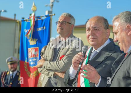 Rieti, Rieti, Italien. 2.. Juni 2022. Auf dem gleichnamigen Platz wurde heute in Rieti eine Büste eingeweiht, die Bettino Craxi gewidmet ist. Die Einweihung fand im Beisein von Craxis Sohn Bobo, Donato Robilotta (Socialisti Riformisti) und dem Bürgermeister von Rieti Antonio Cicchetti statt. Die Büste wurde von der Craxi-Stiftung gestiftet und vom Bildhauer Mario Moretto geschaffen. Am 2. Juni 2022 in Rieti, Italien. (Bild: © Riccardo Fabi/Pacific Press via ZUMA Press Wire) Stockfoto