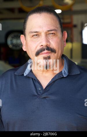 Miami, Vereinigte Staaten Von Amerika. 02.. Juni 2022. MIAMI, FL - 2. JUNI: Emilio Rivera nimmt an der Enthüllung eines vom MAYANS MC inspirierten Wandbildes Teil, das vom Künstler Alexander Mijares am 2. Juni 2022 in der Steel Cavalry in Miami, Florida, erstellt wurde (Foto von Alberto E. Tamargo/Sipa USA) Quelle: SIPA USA/Alamy Live News Stockfoto