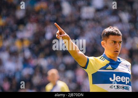 Paulo Dybala von Juventus FC Gesten während der Serie A Fußballspiel zwischen Juventus FC und Venezia im Allianz Stadium, am 1 2022. Mai in Turin, IT Stockfoto