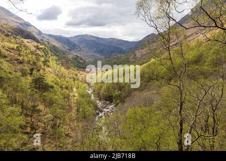 Walking the Steall Waterfall Trial an Steall Bàn oder Steall Falls, Glen Nevis, Scottish Highlands, Stockfoto