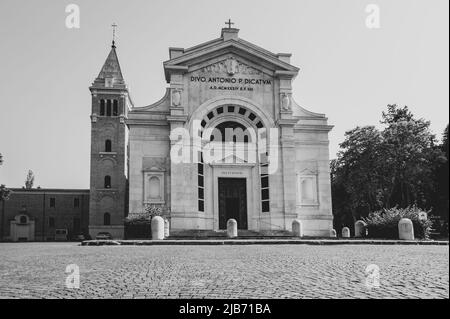 Italien, Den 2. Juni 2022. Die Kirche von Sant'Antonio di Padova im Zentrum von Predappio in der Provinz Forli Cesena in der Emilia Romagna Stockfoto