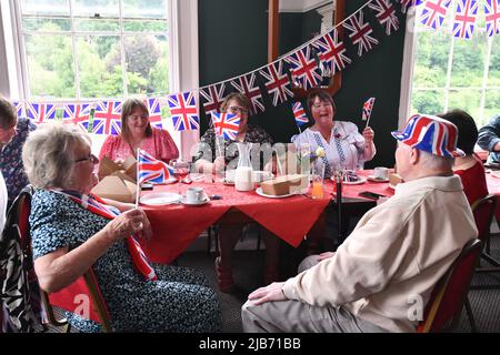 Ironbridge, Shropshire, Großbritannien. Juni 3. 2022. Queen's Platinum Jubilee Tea Dance. Ironbridge und Coalbrookdale Civic Society Platinum Jubilee Tea Dance im Tontine Hotel.Quelle: Dave Bagnall /Alamy Live News Stockfoto