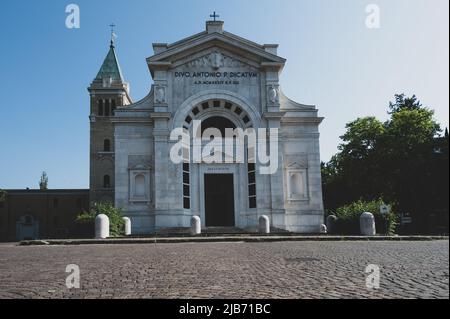 Italien, Den 2. Juni 2022. Die Kirche von Sant'Antonio di Padova im Zentrum von Predappio in der Provinz Forli Cesena in der Emilia Romagna Stockfoto