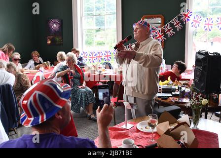 Ironbridge, Shropshire, Großbritannien. Juni 3. 2022. Colin Dale singt beim Queen's Platinum Jubilee Tea Dance. Ironbridge und Coalbrookdale Civic Society Platinum Jubilee Tea Dance im Tontine Hotel.Quelle: Dave Bagnall /Alamy Live News Stockfoto