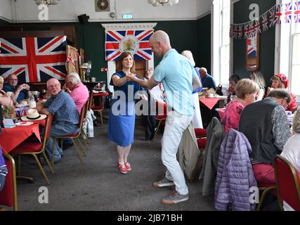 Ironbridge, Shropshire, Großbritannien. Juni 3. 2022. Queen's Platinum Jubilee Tea Dance. Ironbridge und Coalbrookdale Civic Society Platinum Jubilee Tea Dance im Tontine Hotel.Quelle: Dave Bagnall /Alamy Live News Stockfoto