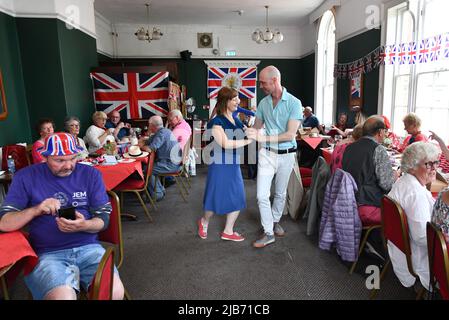 Ironbridge, Shropshire, Großbritannien. Juni 3. 2022. Queen's Platinum Jubilee Tea Dance. Ironbridge und Coalbrookdale Civic Society Platinum Jubilee Tea Dance im Tontine Hotel.Quelle: Dave Bagnall /Alamy Live News Stockfoto