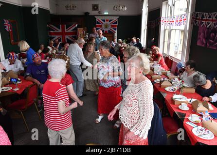 Ironbridge, Shropshire, Großbritannien. Juni 3. 2022. Queen's Platinum Jubilee Tea Dance. Ironbridge und Coalbrookdale Civic Society Platinum Jubilee Tea Dance im Tontine Hotel.Quelle: Dave Bagnall /Alamy Live News Stockfoto