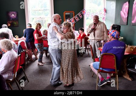 Ironbridge, Shropshire, Großbritannien. Juni 3. 2022. Queen's Platinum Jubilee Tea Dance. Ironbridge und Coalbrookdale Civic Society Platinum Jubilee Tea Dance im Tontine Hotel.Quelle: Dave Bagnall /Alamy Live News Stockfoto