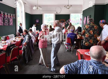 Ironbridge, Shropshire, Großbritannien. Juni 3. 2022. Queen's Platinum Jubilee Tea Dance. Ironbridge und Coalbrookdale Civic Society Platinum Jubilee Tea Dance im Tontine Hotel.Quelle: Dave Bagnall /Alamy Live News Stockfoto