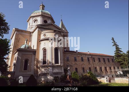 Italien, Den 2. Juni 2022. Die Kirche von Sant'Antonio di Padova im Zentrum von Predappio in der Provinz Forli Cesena in der Emilia Romagna Stockfoto