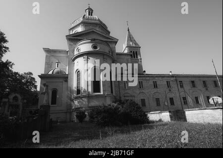 Italien, Den 2. Juni 2022. Die Kirche von Sant'Antonio di Padova im Zentrum von Predappio in der Provinz Forli Cesena in der Emilia Romagna Stockfoto