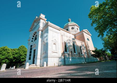 Italien, Den 2. Juni 2022. Die Kirche von Sant'Antonio di Padova im Zentrum von Predappio in der Provinz Forli Cesena in der Emilia Romagna Stockfoto