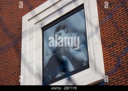 Moskau, Russland. 02.. Juni 2022. Auf der façade des Neubaus der Tretjakow-Galerie am Kadaschewskaja-Damm im Zentrum Moskaus ist ein Gemälde zu sehen. Das neue Gebäude soll eine Fortsetzung der alten Tretjakow-Galerie in der Lavruschinsky-Straße sein. (Foto von Vlad Karkov/SOPA Images/Sipa USA) Quelle: SIPA USA/Alamy Live News Stockfoto