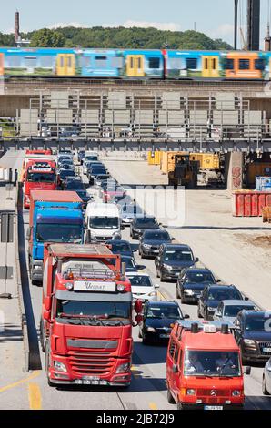 Hamburg, Deutschland. 03.. Juni 2022. Kurz vor dem Elbtunnel sind auf der A7 in südlicher Richtung Lastwagen und Autos eingeklemmt. Quelle: Georg Wendt/dpa/Alamy Live News Stockfoto