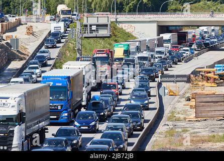 Hamburg, Deutschland. 03.. Juni 2022. Kurz vor dem Elbtunnel sind auf der A7 in südlicher Richtung Lastwagen und Autos eingeklemmt. Quelle: Georg Wendt/dpa/Alamy Live News Stockfoto