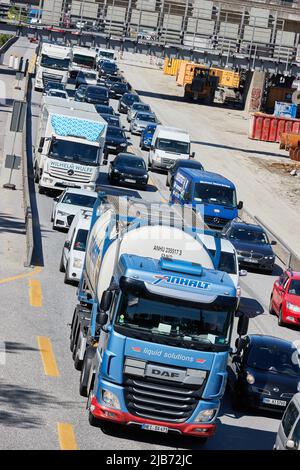 Hamburg, Deutschland. 03.. Juni 2022. Kurz vor dem Elbtunnel sind auf der A7 in südlicher Richtung Lastwagen und Autos eingeklemmt. Quelle: Georg Wendt/dpa/Alamy Live News Stockfoto