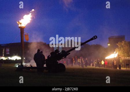 Wallsend, England, 2. Juni 2022. Das Regiment Royal Artillery 101. bereitete sich darauf vor, während des offiziellen Verfahrens während des Platin-Jubiläums der Königin im römischen Fort Segedunum eine 105mm Kanone abzufeuern. Quelle: Colin Edwards Stockfoto