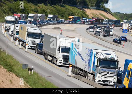 Hamburg, Deutschland. 03.. Juni 2022. Kurz vor dem Elbtunnel sind auf der A7 in südlicher Richtung Lastwagen und Autos eingeklemmt. Quelle: Georg Wendt/dpa/Alamy Live News Stockfoto