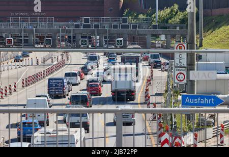 Hamburg, Deutschland. 03.. Juni 2022. Kurz vor dem Elbtunnel sind auf der A7 in südlicher Richtung Lastwagen und Autos eingeklemmt. Quelle: Georg Wendt/dpa/Alamy Live News Stockfoto